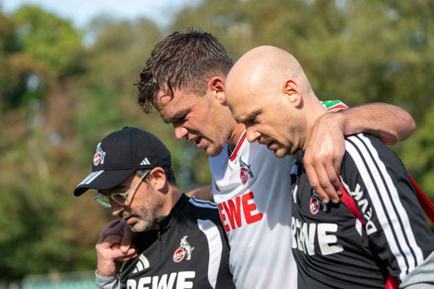Thijs Dalinga (1. FC Koeln, 27) wird verletzt vom Platz gebracht. FC Viktoria Koeln vs. FC Hansa Rostock , Fussball, 3. Liga, 05. Spieltag, Saison 2026 2027, 11.09.2026 DFL DFB Regulations prohibit any use of Photographs as image sequences and or Quasivideo FC Viktoria Koeln vs. FC Hansa Rostock, Fussball, 3. Liga, 05. Spieltag, Saison 2026 2027, 11.09.2026 Koeln Copyright: xEibner-Pressefoto ThomasxHaeslerx EP_THR