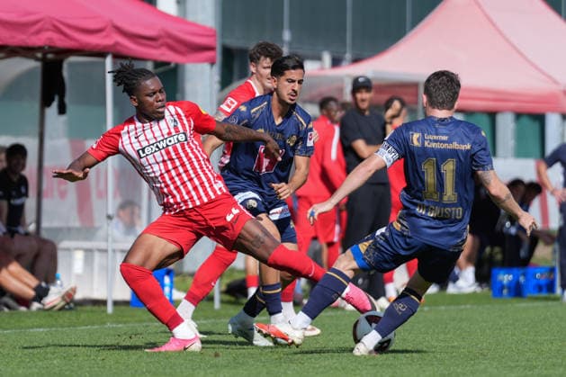 Cyriaque Irie (SC Freiburg, 22) im Zweikampf mit Matteo Di Giusto (FC Luzern, 11) , Deutschland, Fussball, Testspiel, SC Freiburg vs. FC Luzern, 03.10.2026, Europa-Park Stadion, Trainingsplatz, Freiburg Freiburg Europa-Park Stadion, Trainingspl Baden-Wuerttemberg Deutschland Copyright: xArnexAmbergx