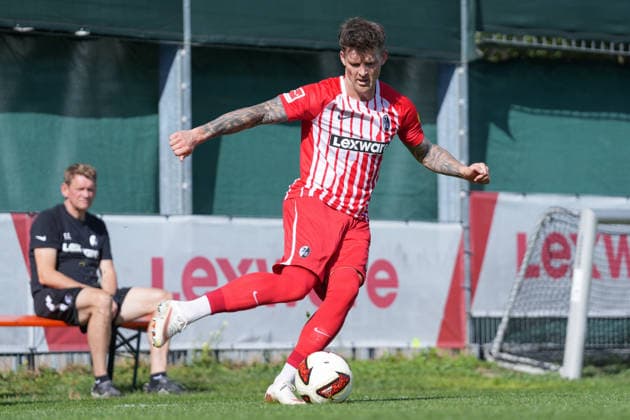 Lukas Kübler Lukas Kuebler (SC Freiburg, 17) am Ball , Deutschland, Fussball, Testspiel, SC Freiburg vs. FC Luzern, 03.10.2026, Europa-Park Stadion, Trainingsplatz, Freiburg Freiburg Europa-Park Stadion, Trainingspl Baden-Wuerttemberg Deutschland Copyright: xArnexAmbergx