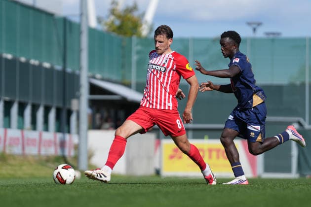 Maximilian Eggestein (SC Freiburg, 08) am Ball , Deutschland, Fussball, Testspiel, SC Freiburg vs. FC Luzern, 03.10.2026, Europa-Park Stadion, Trainingsplatz, Freiburg Freiburg Europa-Park Stadion, Trainingspl Baden-Wuerttemberg Deutschland Copyright: xArnexAmbergx