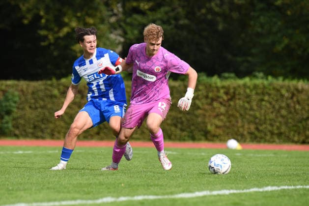 Fußball, Saison 2026 27, U19-Bundesliga (Vorrunde Gr. A), FC St. Pauli - FC Hansa Rostock, Hammer-Park-Stadion (Hamburg), 03.10.2026, 9. Spieltag Anton Kolmeier ( 12, FCSP, Torwart), Damian Kolano ( 8, FCH, Teamkapitän) Hamburg Deutschland