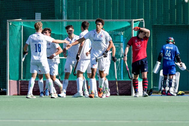 v.li.: Mario Schachner (MHC, 18) und Marius Leser (MHC, 24) klatschen sich ab, Spieler vom Mannheimer HC (MHC), jubeln über das Tor zum 1:0, Jubel, Torjubel, Torerfolg, celebrate the goal, goal, celebration, jubelt ueber das Tor, Freuen, Freude, freut sich, optimistisch, positiv, Spielszene, Highlight, Action, Aktion, 03.10.2026, Mannheim (Deutschland), Hockey, 1. Bundesliga, Herren, Mannheimer HC - Berliner HC