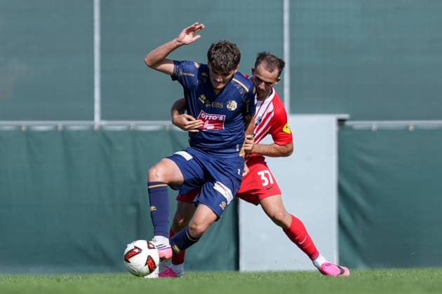 Sascha Meyer (FC Luzern, 71) im Zweikampf mit Max Rosenfelder (SC Freiburg, 37) , Deutschland, Fussball, Testspiel, SC Freiburg vs. FC Luzern, 03.10.2026, Europa-Park Stadion, Trainingsplatz, Freiburg Freiburg Europa-Park Stadion, Trainingspl Baden-Wuerttemberg Deutschland Copyright: xArnexAmbergx
