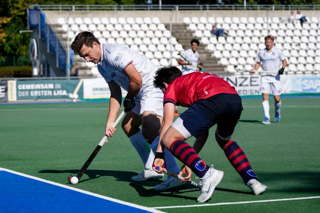 v.li.: Jossip Anzeneder (MHC, 11), Milo Thompson (BHC, 70), Zweikampf, Spielszene, Duell, duel, tackle, tackling, Dynamik, Action, Aktion, 03.10.2026, Mannheim (Deutschland), Hockey, 1. Bundesliga, Herren, Mannheimer HC - Berliner HC