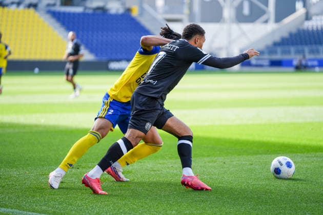 Niederlande: Fussball, Internationales Freundschaftsspiel, Länderspielpause, 3. Liga, Eredivisie, Saison 2026-2027, Kooi Stadion - Leeuwarden (Niederlande), Samstag, 03.10.2026, SC Cambuur Leeuwarden vs SV Meppen: David Bouah (SC Cambuur Leeuwarden, 2) gegen Oliver Schmitt (SV Meppen, 7) Copyright: xMichelxWittex
