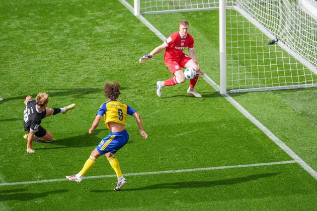Niederlande: Fussball, Internationales Freundschaftsspiel, Länderspielpause, 3. Liga, Eredivisie, Saison 2026-2027, Kooi Stadion - Leeuwarden (Niederlande), Samstag, 03.10.2026, SC Cambuur Leeuwarden vs SV Meppen: Julius Pünt (SV Meppen, 44) pariert stark, Zuschauerperspektive Copyright: xMichelxWittex