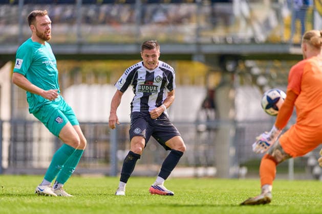 Tim Weissmann (FSV Frankfurt, 04), Torschuss Michael Kleinschrodt (VfR Aalen, 09), Lucas Becker (FSV Frankfurt, 01) GER, VfR Aalen vs. FSV Frankfurt, Fussball, Regionalliga Suedwest - Herren, 10. Spieltag, Spielzeit 2026 2027, 03.10.2026 GER, VfR Aalen vs. FSV Frankfurt, Fussball, Regionalliga Suedwest - Herren, 10. Spieltag, Spielzeit 2026 2027, 03.10.2026 Aalen Copyright: xEibner-Pressefoto GeraldxOelze-dexStoppanyx EP_ODS