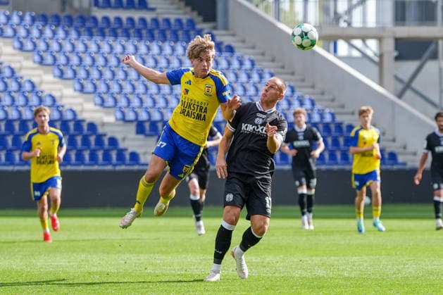 Niederlande: Fussball, Internationales Freundschaftsspiel, Länderspielpause, 3. Liga, Eredivisie, Saison 2026-2027, Kooi Stadion - Leeuwarden (Niederlande), Samstag, 03.10.2026, SC Cambuur Leeuwarden vs SV Meppen: Wiebe Kooistra (SC Cambuur Leeuwarden, 27) gegen Jannic Ehlers (SV Meppen, 17) Copyright: xMichelxWittex