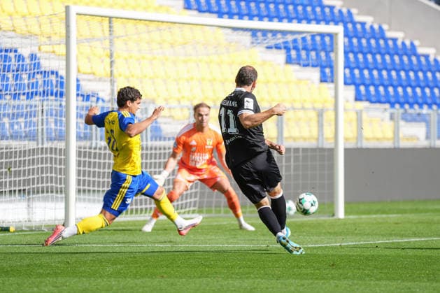 Niederlande: Fussball, Internationales Freundschaftsspiel, Länderspielpause, 3. Liga, Eredivisie, Saison 2026-2027, Kooi Stadion - Leeuwarden (Niederlande), Samstag, 03.10.2026, SC Cambuur Leeuwarden vs SV Meppen: Simon Engelmann (SV Meppen, 11) Torschuss Copyright: xMichelxWittex