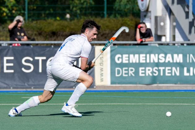 Jonty Elmes (MHC, 4), am Ball, Freisteller, Ganzkörper, Einzelbild, Einzelfoto, Aktion, Action, 03.10.2026, Mannheim (Deutschland), Hockey, 1. Bundesliga, Herren, Mannheimer HC - Berliner HC