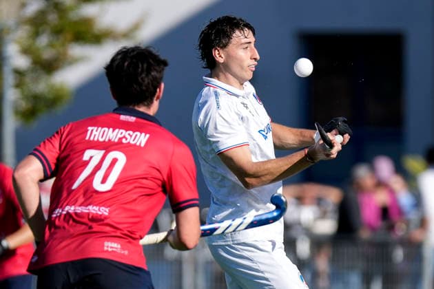 v.li.: Milo Thompson (BHC, 70), Agus Bonnano (MHC, 8), Zweikampf, Spielszene, Duell, duel, tackle, tackling, Dynamik, Action, Aktion, 03.10.2026, Mannheim (Deutschland), Hockey, 1. Bundesliga, Herren, Mannheimer HC - Berliner HC
