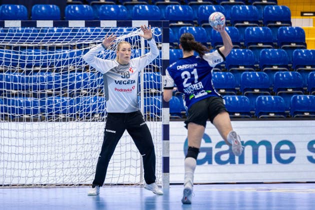 (L-R) Lucija Besen (HC Podravka, 98), Nuria Bucher (HSG Blomberg-Lippe, 21) im Torwurf per Siebenmeter GER, HSG Blomberg-Lippe vs. HC Podravka, Handball, EHF Champions League Women, Gruppenphase, Spielzeit 2026 2027, 03.10.2026 GER, HSG Blomberg-Lippe vs. HC Podravka, Handball, EHF Champions League Women, Gruppenphase, Spielzeit 2026 2027, 03.10.2026 Lemgo Copyright: xEibner-Pressefoto JanxRollingerx EP_JSK