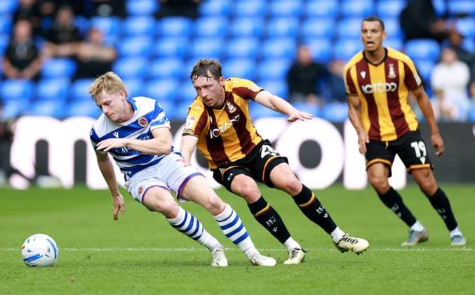 Paddy Lane of Reading and Matthew Pennington of Bradford City. Reading v Bradford City, EFL Sky Bet League One, Football, Select Car Leasing Stadium, Reading, UK - 03 Oct 2026Reading Select Car Leasing Stadium United Kingdom EDITORIAL USE ONLY No use with unauthorised audio, video, data, fixture lists, club league logos or live services. Online in-match use limited to 120 images, no video emulation. No use in betting, games or single club league player publications. Copyright: xJamesxMarsh Shutterstockx 17183697bc