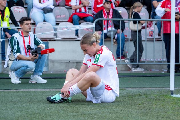 Deutschland: Google Pixel Frauen-Bundesliga 2026 2027, 6.Spieltag, 1.FC Köln vs SC Freiburg, Samstag, 03.10.2026, Franz-Kremer-Stadion (Köln-Westfalen): Sophie Nachtigall (1.FC Köln,30) Verletzt, Verletzung, am Boden, auf dem Spielfeld Köln Franz-Kremer-Stadion, Köln Deutschland Copyright: xOrhanxHabashx