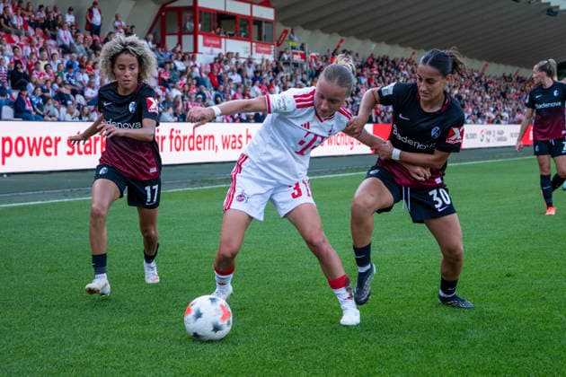 Deutschland: Google Pixel Frauen-Bundesliga 2026 2027, 6.Spieltag, 1.FC Köln vs SC Freiburg, Samstag, 03.10.2026, Franz-Kremer-Stadion (Köln-Westfalen): Beke Sterner (1.FC Köln, 37) Zweikampf, Spielszene, Duell, duel, tackle, tackling, Dynamik, Action, Aktion gegen Ilayda Acikgöz (SC Freiburg, 30) Amira Arfaoui (SC Freiburg,17) Köln Franz-Kremer-Stadion, Köln Deutschland Copyright: xOrhanxHabashx