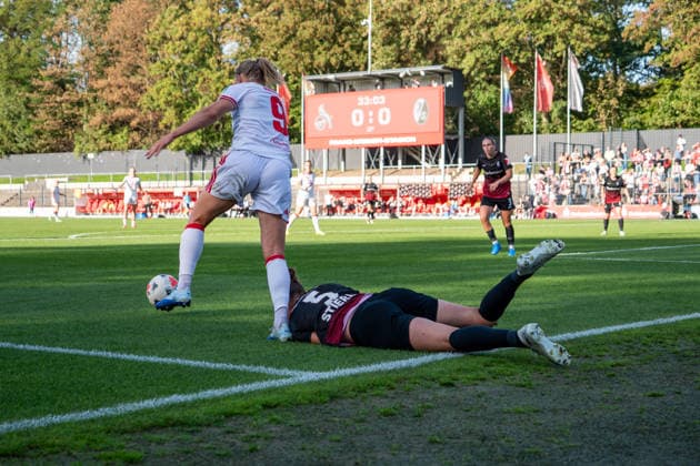 Deutschland: Google Pixel Frauen-Bundesliga 2026 2027, 6.Spieltag, 1.FC Köln vs SC Freiburg, Samstag, 03.10.2026, Franz-Kremer-Stadion (Köln-Westfalen): Pauline Bremer (1.FC Köln, 9) Zweikampf, Spielszene, Duell, duel, tackle, tackling, Dynamik, Action, Aktion gegen Julia Stierli (SC Freiburg, 5) Köln Franz-Kremer-Stadion, Köln Deutschland Copyright: xOrhanxHabashx