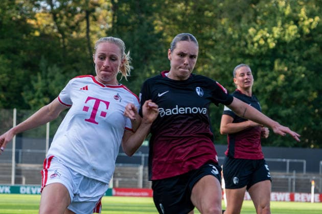 Deutschland: Google Pixel Frauen-Bundesliga 2026 2027, 6.Spieltag, 1.FC Köln vs SC Freiburg, Samstag, 03.10.2026, Franz-Kremer-Stadion (Köln-Westfalen): Pauline Bremer (1.FC Köln, 9) Zweikampf, Spielszene, Duell, duel, tackle, tackling, Dynamik, Action, Aktion gegen Alina Axtmann (SC Freiburg ,3) Köln Franz-Kremer-Stadion, Köln Deutschland Copyright: xOrhanxHabashx