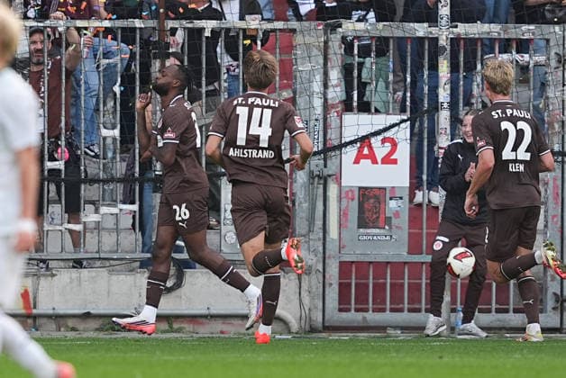 03.10.2026, xydrx, Herren, Fußball, Testspiel, FC St. Pauli - Borussia Mönchgladbach, Saison 2026 2027, Millerntor-Stadion: Torjubel nach dem Tor zum 1:1 für den FC St. Pauli durch Torschütze Ricky-Jade Jones (FC St. Pauli, 26) zusammen mit Erik Ahlstrand (FC St. Pauli, 14) und Sam Klein (FC St. Pauli, 22) DFB regulations prohibit any use of photographs as image sequences and or quasi-video. Copyright: HMBxMedia YannisxDreimann