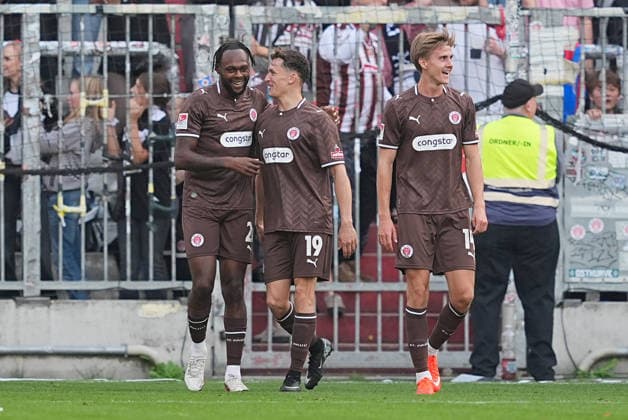 03.10.2026, xydrx, Herren, Fußball, Testspiel, FC St. Pauli - Borussia Mönchgladbach, Saison 2026 2027, Millerntor-Stadion: Torjubel nach dem Tor zum 1:1 für den FC St. Pauli durch Torschütze Ricky-Jade Jones (FC St. Pauli, 26) zusammen mit Martijn Kaars (FC St. Pauli, 19) Erik Ahlstrand (FC St. Pauli, 14) DFB regulations prohibit any use of photographs as image sequences and or quasi-video. Copyright: HMBxMedia YannisxDreimann
