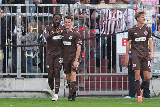 03.10.2026, xydrx, Herren, Fußball, Testspiel, FC St. Pauli - Borussia Mönchgladbach, Saison 2026 2027, Millerntor-Stadion: Torjubel nach dem Tor zum 1:1 für den FC St. Pauli durch Torschütze Ricky-Jade Jones (FC St. Pauli, 26) zusammen mit Martijn Kaars (FC St. Pauli, 19) Erik Ahlstrand (FC St. Pauli, 14) DFB regulations prohibit any use of photographs as image sequences and or quasi-video. Copyright: HMBxMedia YannisxDreimann