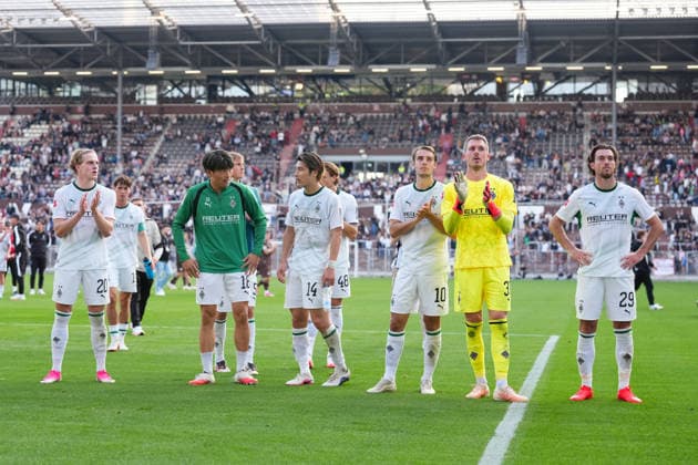 03.10.2026, xydrx, Herren, Fußball, Testspiel, FC St. Pauli - Borussia Mönchgladbach, Saison 2026 2027, Millerntor-Stadion: David Herold (Borussia Moenchengladbach, 20) Shuto Machino (Borussia Moenchengladbach, 18) Daiki Hashioka (Borussia Moenchengladbach, 14) Florian Neuhaus (Borussia Moenchengladbach, 10) Daniel Batz (Borussia Moenchengladbach, 33) Joe Scally (Borussia Moenchengladbach, 29) enttäuscht nach dem Spiel DFB regulations prohibit any use of photographs as image sequences and or quasi-video. Copyright: HMBxMedia YannisxDreimann
