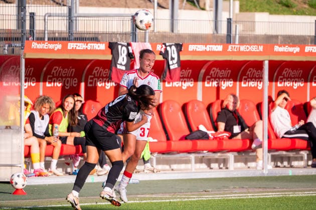 Deutschland: Google Pixel Frauen-Bundesliga 2026 2027, 6.Spieltag, 1.FC Köln vs SC Freiburg, Samstag, 03.10.2026, Franz-Kremer-Stadion (Köln-Westfalen): Beke Sterner (1.FC Köln, 37) und Sabah Seghir (SC Freiburg, 9) Kopfball, Aktion, , Duell, duel, tackle, tackling Köln Franz-Kremer-Stadion, Köln Deutschland Copyright: xOrhanxHabashx