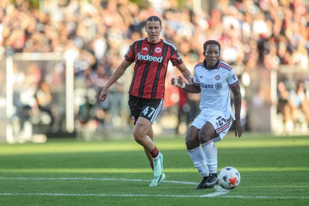 GER, Frankfurt, Eintracht Frankfurt vs FC Bayern München, Google Pixel Frauen Bundesliga, Fussball, DFB, Spielzeit 2026 2027, Stadion am Brentanobad, 6. Spieltag im Bild v.l.: Larissa Mühlhaus (Eintracht Frankfurt Frauen 47), Bernadette Amani (FC Bayern München Frauen 15) DFB DFL REGULATIONS PROHIBIT ANY USE OF PHOTOGRAPHS AS IMAGE SEQUENCES AND OR QUASI-VIDEO, 03.10.2026 Copyright: HMBxMedia HendrikxHamelau