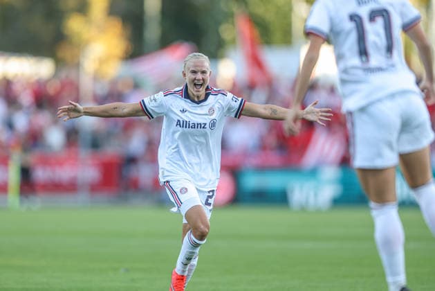 GER, Frankfurt, Eintracht Frankfurt vs FC Bayern München, Google Pixel Frauen Bundesliga, Fussball, DFB, Spielzeit 2026 2027, Stadion am Brentanobad, 6. Spieltag im Bild: Klara Bühl (FC Bayern München Frauen 17), Tor, Jubel und Freude, Emotionen mit Pernille Harder (FC Bayern München Frauen 21) DFB DFL REGULATIONS PROHIBIT ANY USE OF PHOTOGRAPHS AS IMAGE SEQUENCES AND OR QUASI-VIDEO, 03.10.2026 Copyright: HMBxMedia HendrikxHamelau