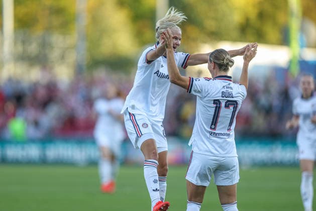 GER, Frankfurt, Eintracht Frankfurt vs FC Bayern München, Google Pixel Frauen Bundesliga, Fussball, DFB, Spielzeit 2026 2027, Stadion am Brentanobad, 6. Spieltag im Bild: Klara Bühl (FC Bayern München Frauen 17), Tor, Jubel und Freude, Emotionen mit Pernille Harder (FC Bayern München Frauen 21) DFB DFL REGULATIONS PROHIBIT ANY USE OF PHOTOGRAPHS AS IMAGE SEQUENCES AND OR QUASI-VIDEO, 03.10.2026 Copyright: HMBxMedia HendrikxHamelau