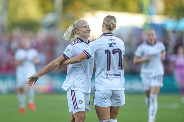 GER, Frankfurt, Eintracht Frankfurt vs FC Bayern München, Google Pixel Frauen Bundesliga, Fussball, DFB, Spielzeit 2026 2027, Stadion am Brentanobad, 6. Spieltag im Bild: Klara Bühl (FC Bayern München Frauen 17), Tor, Jubel und Freude, Emotionen mit Pernille Harder (FC Bayern München Frauen 21) DFB DFL REGULATIONS PROHIBIT ANY USE OF PHOTOGRAPHS AS IMAGE SEQUENCES AND OR QUASI-VIDEO, 03.10.2026 Copyright: HMBxMedia HendrikxHamelau