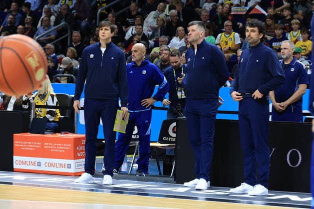 03.10.2026, Deutschland, GER, DEU, Basketball, 1.Bundesliga, 1.Tag, Saison 2026 2027, Berlin, ALBA Berlin vs Bamberg ALBA-Trainerbank, CHEFTRAINER Pedro Calles ( ALBA Berlin ), Co-Trainer Vladimir Bogojevic ( ALBA Berlin ), Assistentstrainer Sebastian Trzcionka ( ALBA Berlin ) nordphoto GmbH Engler Berlin Uber-Arena Berlin Deutschland Copyright: xNordphotox xEnglerx