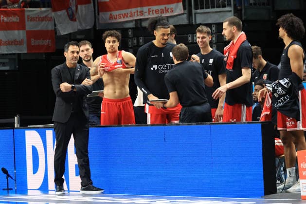 03.10.2026, Deutschland, GER, DEU, Basketball, 1.Bundesliga, 1.Tag, Saison 2026 2027, Berlin, ALBA Berlin vs Bamberg Headcoach Jesus Ramirez ( Bamberg ), Bamberger-Spielerbank nordphoto GmbH Engler Berlin Uber-Arena Berlin Deutschland Copyright: xNordphotox xEnglerx