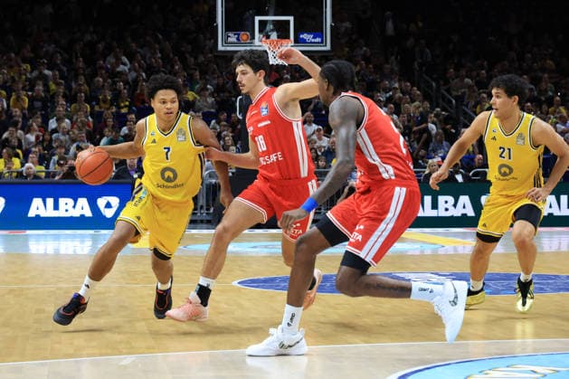 03.10.2026, Deutschland, GER, DEU, Basketball, 1.Bundesliga, 1.Tag, Saison 2026 2027, Berlin, ALBA Berlin vs Bamberg Jack Kayil( ALBA Berlin 7 ), Yuval Hochstadter ( Bamberg 66 ) nordphoto GmbH Engler Berlin Uber-Arena Berlin Deutschland Copyright: xNordphotox xEnglerx