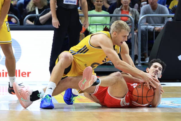 03.10.2026, Deutschland, GER, DEU, Basketball, 1.Bundesliga, 1.Tag, Saison 2026 2027, Berlin, ALBA Berlin vs Bamberg Sam Griesel ( ALBA Berlin 5 ), Yuval Hochstadter ( Bamberg 66 ) nordphoto GmbH Engler Berlin Uber-Arena Berlin Deutschland Copyright: xNordphotox xEnglerx