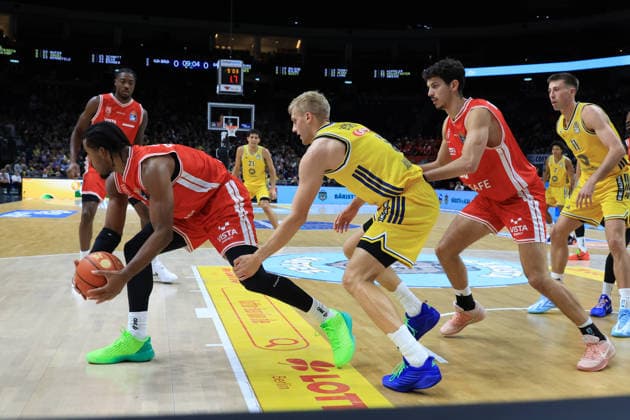 03.10.2026, Deutschland, GER, DEU, Basketball, 1.Bundesliga, 1.Tag, Saison 2026 2027, Berlin, ALBA Berlin vs Bamberg Sam Griesel ( ALBA Berlin 5 ), Jordan Wright ( Bamberg 3 ), Yuval Hochstadter ( Bamberg 66 ) nordphoto GmbH Engler Berlin Uber-Arena Berlin Deutschland Copyright: xNordphotox xEnglerx
