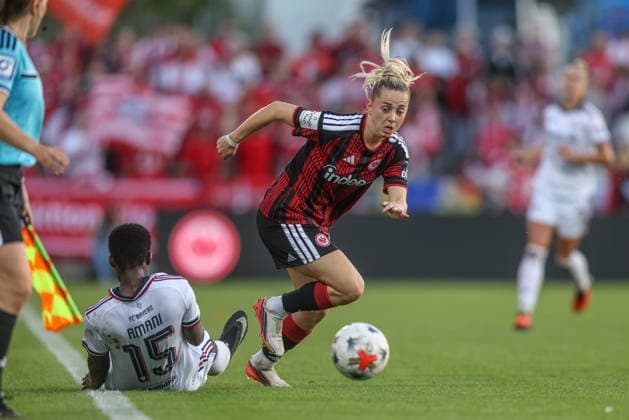 GER, Frankfurt, Eintracht Frankfurt vs FC Bayern München, Google Pixel Frauen Bundesliga, Fussball, DFB, Spielzeit 2026 2027, Stadion am Brentanobad, 6. Spieltag im Bild v.l.: Bernadette Amani (FC Bayern München Frauen 15), Nina Lührsen (Eintracht Frankfurt Frauen 11) DFB DFL REGULATIONS PROHIBIT ANY USE OF PHOTOGRAPHS AS IMAGE SEQUENCES AND OR QUASI-VIDEO, 03.10.2026 Copyright: HMBxMedia HendrikxHamelau