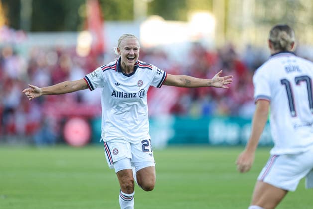 GER, Frankfurt, Eintracht Frankfurt vs FC Bayern München, Google Pixel Frauen Bundesliga, Fussball, DFB, Spielzeit 2026 2027, Stadion am Brentanobad, 6. Spieltag im Bild: Pernille Harder (FC Bayern München Frauen 21), Tor, Jubel und Freude, Emotionen mit Klara Bühl (FC Bayern München Frauen 17), 1:0 DFB DFL REGULATIONS PROHIBIT ANY USE OF PHOTOGRAPHS AS IMAGE SEQUENCES AND OR QUASI-VIDEO, 03.10.2026 Copyright: HMBxMedia HendrikxHamelau