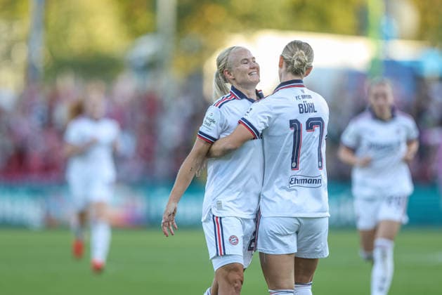GER, Frankfurt, Eintracht Frankfurt vs FC Bayern München, Google Pixel Frauen Bundesliga, Fussball, DFB, Spielzeit 2026 2027, Stadion am Brentanobad, 6. Spieltag im Bild: Pernille Harder (FC Bayern München Frauen 21), Tor, Jubel und Freude, Emotionen mit Klara Bühl (FC Bayern München Frauen 17), 1:0 DFB DFL REGULATIONS PROHIBIT ANY USE OF PHOTOGRAPHS AS IMAGE SEQUENCES AND OR QUASI-VIDEO, 03.10.2026 Copyright: HMBxMedia HendrikxHamelau