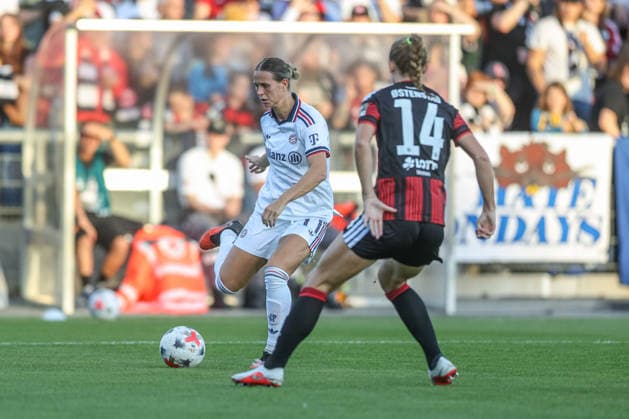 GER, Frankfurt, Eintracht Frankfurt vs FC Bayern München, Google Pixel Frauen Bundesliga, Fussball, DFB, Spielzeit 2026 2027, Stadion am Brentanobad, 6. Spieltag im Bild v.l.: Klara Bühl (FC Bayern München Frauen 17), Marthine Östenstad(Eintracht Frankfurt Frauen 16) DFB DFL REGULATIONS PROHIBIT ANY USE OF PHOTOGRAPHS AS IMAGE SEQUENCES AND OR QUASI-VIDEO, 03.10.2026 Copyright: HMBxMedia HendrikxHamelau