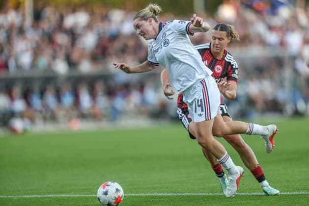 GER, Frankfurt, Eintracht Frankfurt vs FC Bayern München, Google Pixel Frauen Bundesliga, Fussball, DFB, Spielzeit 2026 2027, Stadion am Brentanobad, 6. Spieltag im Bild v.l.: Alara Åžehitler (FC Bayern München Frauen 14), Larissa Mühlhaus (Eintracht Frankfurt Frauen 47) DFB DFL REGULATIONS PROHIBIT ANY USE OF PHOTOGRAPHS AS IMAGE SEQUENCES AND OR QUASI-VIDEO, 03.10.2026 Copyright: HMBxMedia HendrikxHamelau