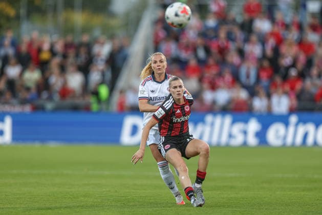 GER, Frankfurt, Eintracht Frankfurt vs FC Bayern München, Google Pixel Frauen Bundesliga, Fussball, DFB, Spielzeit 2026 2027, Stadion am Brentanobad, 6. Spieltag im Bild v.l.: Glodis Perla Viggosdottir (FC Bayern München Frauen 4), Laura Freigang (Eintracht Frankfurt Frauen 10), Zweikampf DFB DFL REGULATIONS PROHIBIT ANY USE OF PHOTOGRAPHS AS IMAGE SEQUENCES AND OR QUASI-VIDEO, 03.10.2026 Copyright: HMBxMedia HendrikxHamelau