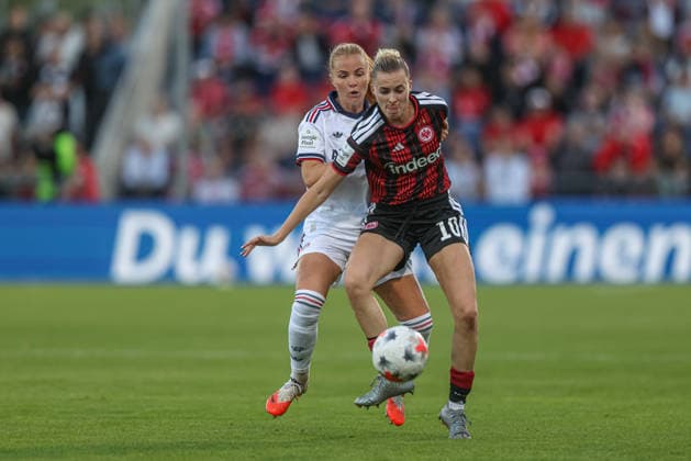 GER, Frankfurt, Eintracht Frankfurt vs FC Bayern München, Google Pixel Frauen Bundesliga, Fussball, DFB, Spielzeit 2026 2027, Stadion am Brentanobad, 6. Spieltag im Bild v.l.: Glodis Perla Viggosdottir (FC Bayern München Frauen 4), Laura Freigang (Eintracht Frankfurt Frauen 10), Zweikampf DFB DFL REGULATIONS PROHIBIT ANY USE OF PHOTOGRAPHS AS IMAGE SEQUENCES AND OR QUASI-VIDEO, 03.10.2026 Copyright: HMBxMedia HendrikxHamelau