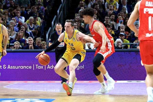 03.10.2026, Deutschland, GER, DEU, Basketball, 1.Bundesliga, 1.Tag, Saison 2026 2027, Berlin, ALBA Berlin vs Bamberg Justin Bean ( ALBA Berlin 34 ), Yuval Hochstadter ( Bamberg 66 ) nordphoto GmbH Engler Berlin Uber-Arena Berlin Deutschland Copyright: xNordphotox xEnglerx