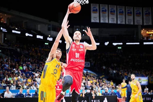 Brandon Angel (ALBA BERLIN, 21), Daniel Keppeler (Bamberg Baskets, 31), GER, ALBA Berlin vs. BMA 365 Bamberg Baskets, Basketball Herren, easy Credit BBL, Saison 2026 27, 4. Spieltag, 03.10.2026 GER, ALBA Berlin vs. BMA 365 Bamberg Baskets, Basketball Herren, easy Credit BBL, Saison 2026 27, 4. Spieltag, 03.10.2026 Berlin