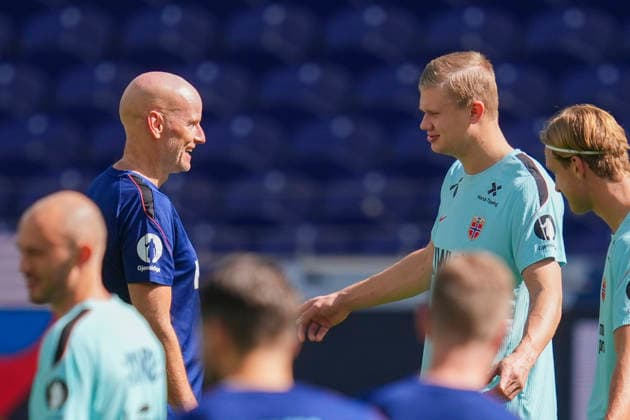 Soccer, Nations League: Portugal vs. Norway, Nations League: Porto, Portugal, October 3, 2026—Norway’s Erling Braut Haaland, Erik Botheim, and national team manager Stale Solbakken during training at Estádio do Dragão the day before the match against Portugal. Photo: Lise Aserud, NTB, Porto, Portugal. EDITORIAL USE ONLY. RESTRICTED USE FOR BETTING COMPANIES. Copyright: xLisexAserudx xNTBx