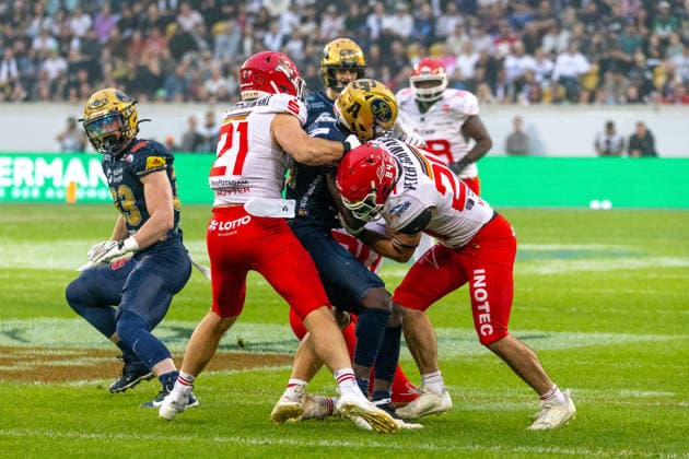 Davon Ferguson (Dresden Monarchs, 14 Defensive Back) tackled by Ryan Minniti (Potsdam Royals, 24 Linebacker) and Ruben De Ruyter (Potsdam Royals, 21 Linebacker) Dresden Monarchs vs Potsdam Royals, American Football, German Football League, Week 22, Championship Game, 2026, 03.10.2026, Dresden Rudolf Harbig Stadion Saxony Germany Copyright: xPFA SebastianxJustx