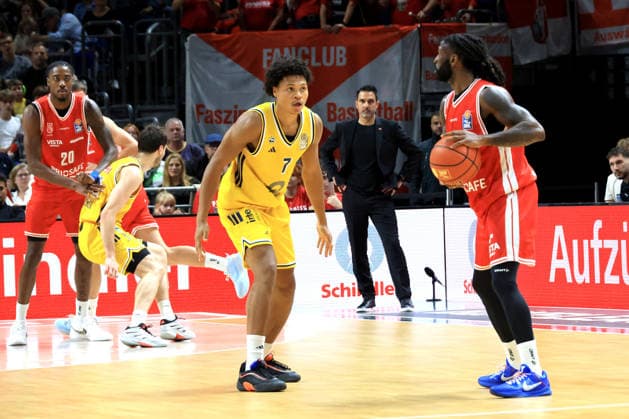 03.10.2026, Deutschland, GER, DEU, Basketball, 1.Bundesliga, 1.Tag, Saison 2026 2027, Berlin, ALBA Berlin vs Bamberg Jack Kayil( ALBA Berlin 7 ), Jordan Jones ( Bamberg 4 ) nordphoto GmbH Engler Berlin Uber-Arena Berlin Deutschland Copyright: xNordphotox xEnglerx