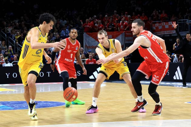 03.10.2026, Deutschland, GER, DEU, Basketball, 1.Bundesliga, 1.Tag, Saison 2026 2027, Berlin, ALBA Berlin vs Bamberg BRANDON ANGEL ( ALBA Berlin 21 ), MALTE DELOW ( ALBA Berlin 6 ), Daniel Keppeler ( Bamberg 31 ),. Jordan Wright ( Bamberg 3 ) nordphoto GmbH Engler Berlin Uber-Arena Berlin Deutschland Copyright: xNordphotox xEnglerx