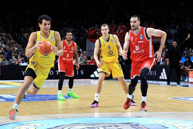 03.10.2026, Deutschland, GER, DEU, Basketball, 1.Bundesliga, 1.Tag, Saison 2026 2027, Berlin, ALBA Berlin vs Bamberg BRANDON ANGEL ( ALBA Berlin 21 ), MALTE DELOW ( ALBA Berlin 6 ), Daniel Keppeler ( Bamberg 31 ),. Jordan Wright ( Bamberg 3 ) nordphoto GmbH Engler Berlin Uber-Arena Berlin Deutschland Copyright: xNordphotox xEnglerx