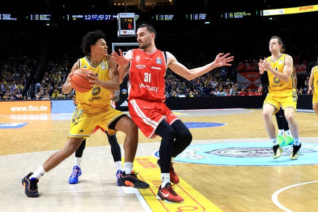 03.10.2026, Deutschland, GER, DEU, Basketball, 1.Bundesliga, 1.Tag, Saison 2026 2027, Berlin, ALBA Berlin vs Bamberg Jack Kayil( ALBA Berlin 7 ), Daniel Keppeler ( Bamberg 31 ) nordphoto GmbH Engler Berlin Uber-Arena Berlin Deutschland Copyright: xNordphotox xEnglerx